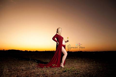 Foto de gestante ao pôr do sol'