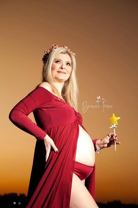 Foto de gestante ao pôr do sol'