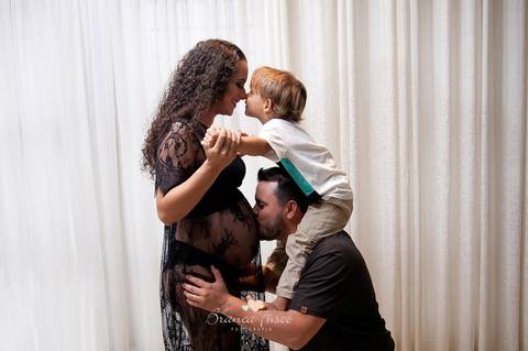 ensaio de gestante em estúdio'