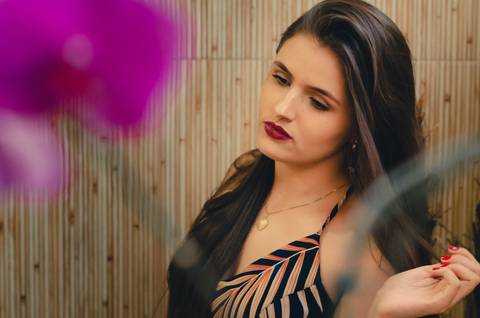 Ensaio fotográfico feminino em casa com orquídea belo horizonte'