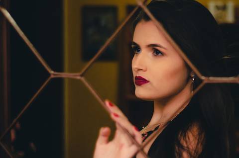 Ensaio fotográfico feminino em casa luz de janela fotografa belo horizonte'