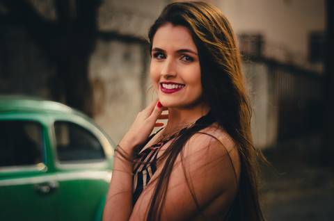 Ensaio fotográfico feminino na rua fundo desfocado belo horizonte'
