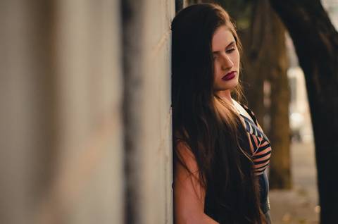 Ensaio fotográfico feminino na rua de casa simples belo horizonte'