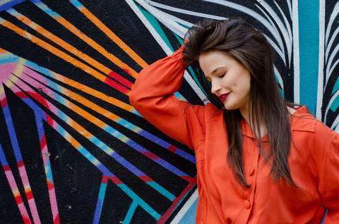 ensaio feminino externo fundo colorido'