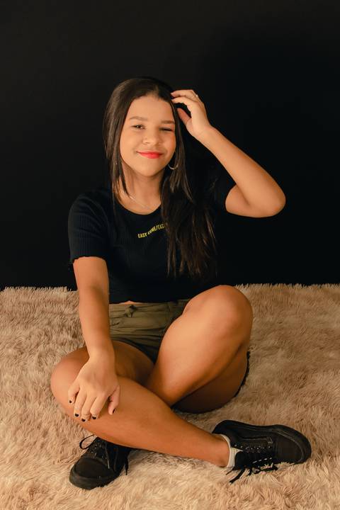 Ensaio feminino em estudio fundo preto'