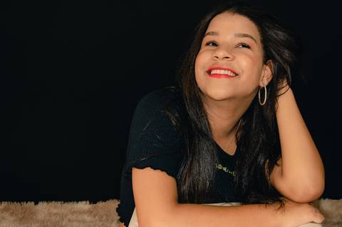 foto debutante em estudio fundo neutro'