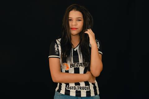 foto ensaio feminino meio corpo em estudio casa do atletico'
