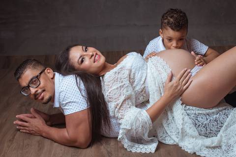 foto de gestante com a família'