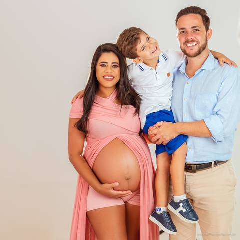 Gestante com a família; foto em studio em Hortolândia '