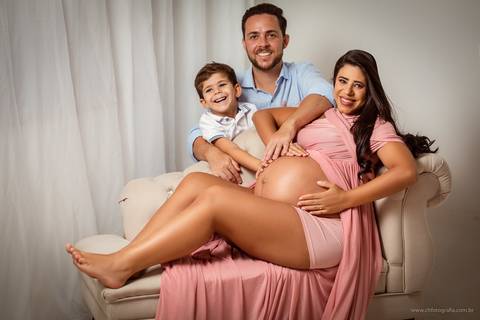 Gestante com a família; foto em studio em Hortolândia '