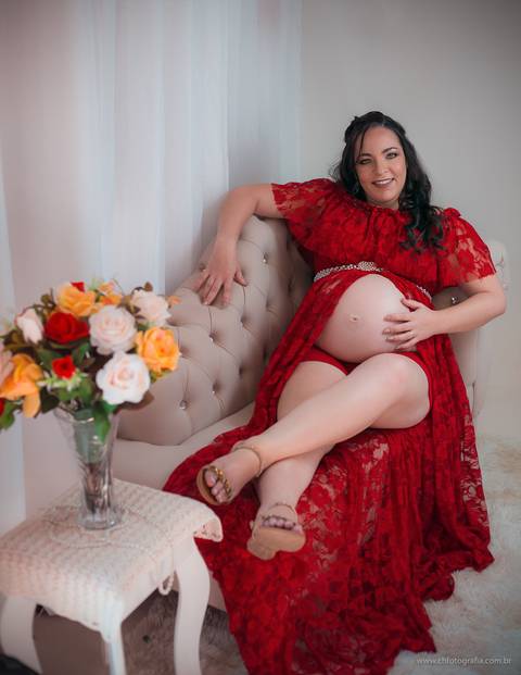 Gestante sentada no divã, gestante sentada no sofá, gravida no divã, ensaio de gestante interno '