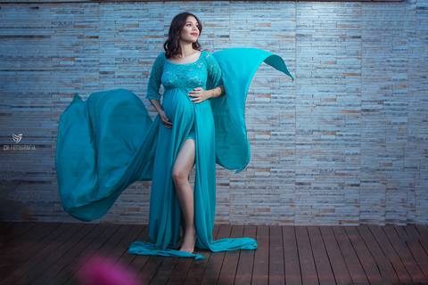 Gestante com vestido verde, vestido voando, gestante no deck'