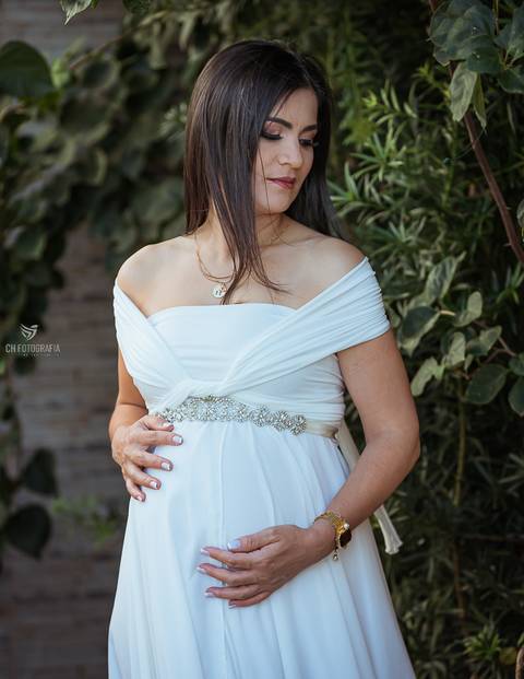 Gestante de vestido branco'