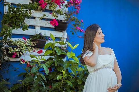 Gestante de vestido branco'