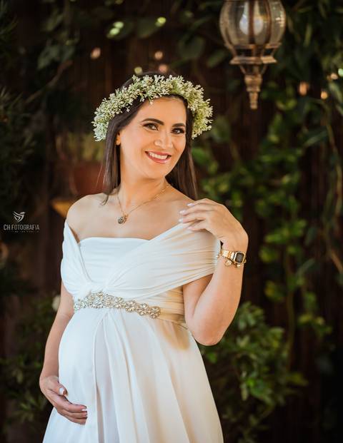 Gestante de vestido branco'