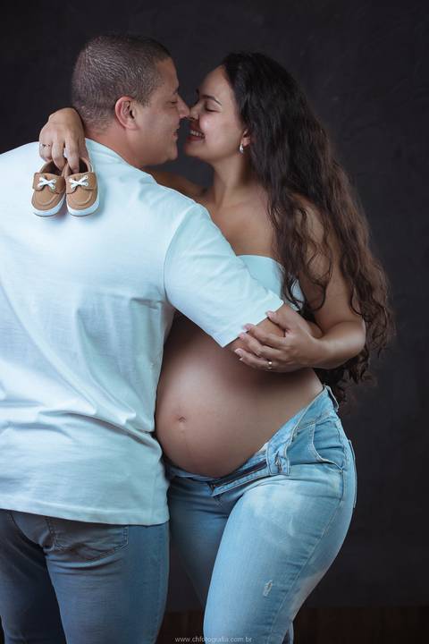 Ideias de fotos de gestante com sapatinho de bebe'