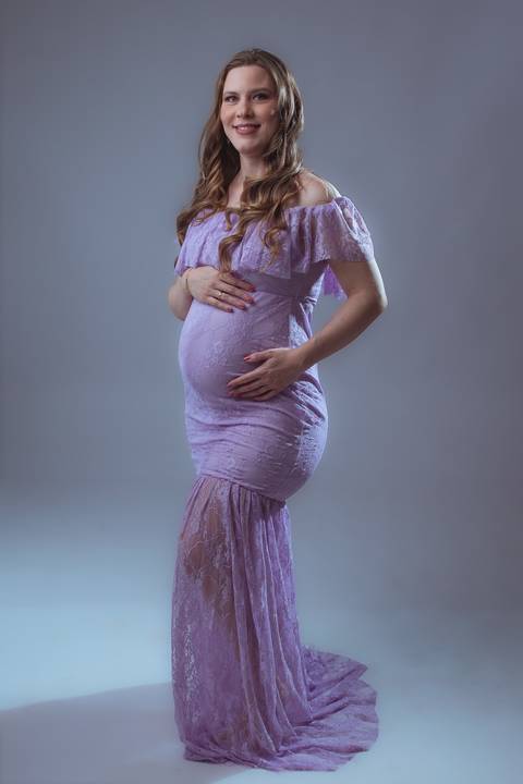 Gestante com vestido roxo '