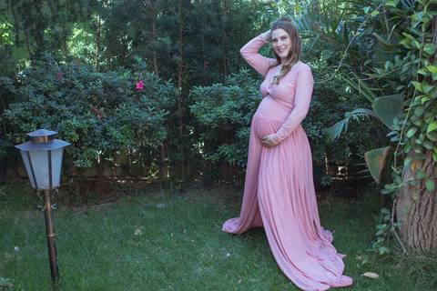 gestante com vestido roxo '