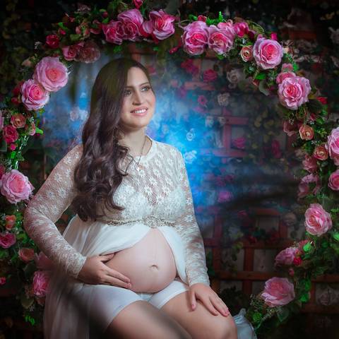 Foto de gestante no estudio, foto de gestante no arco de flores, foto de gestante no balanço de flores '