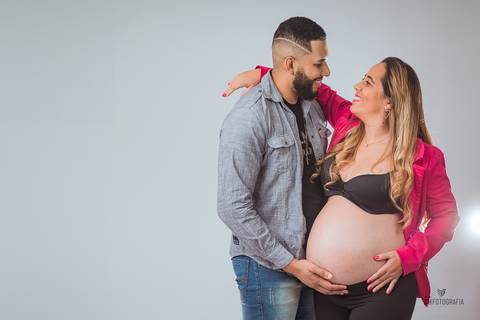 Foto de gestante com o marido, foto basica de gestante , estudio que faz fotos de gestante em hortolandia '