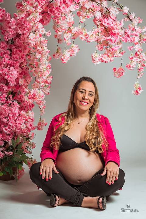 estudio que faz fotos de gestante em hortolandia , foto de gestante com flores'