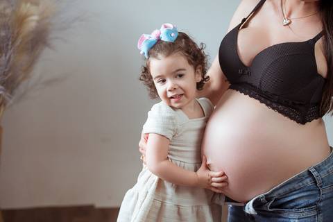 Foto de gravida com a filha, ensaio de gestante com a filha, ensaio de gestante em Hortolandia, Sumare ou Campinas'