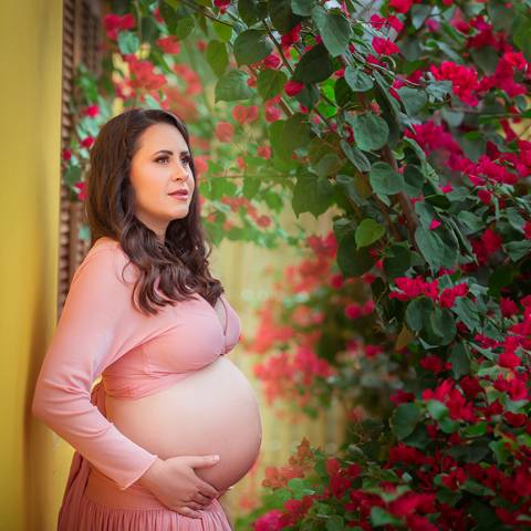 Mamães GRAVIDAS EM CAMPINAS E Hortolandia
gestante com flores, foto de gestante no verde'