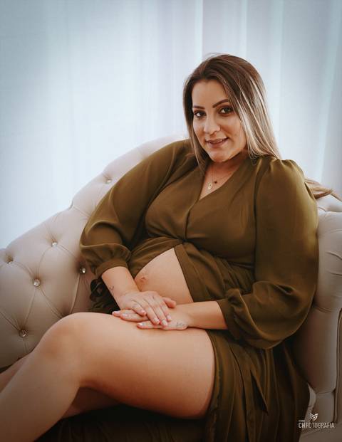 Gestante no sofá'