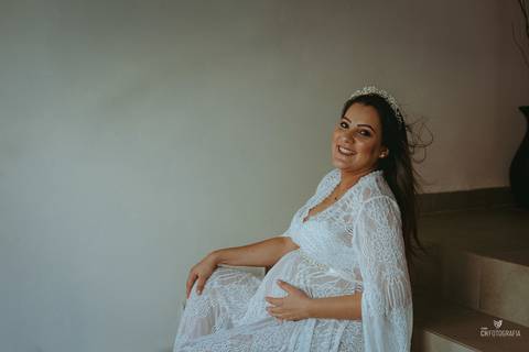 Gravida de menina,
gravida sentada na escada, gravida com vestido de renda, gestante de vestido branco'