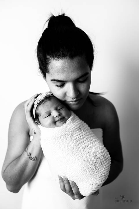 Recem nascido em Hortolândia, fotos em studio CH Fotografia, foto do bebe com a mãe '