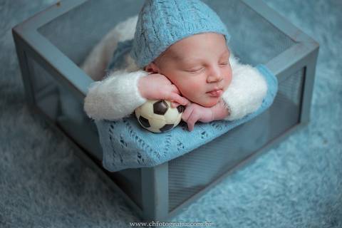 Newborn na caixa, newborn com bola, Studio CH fotografia '