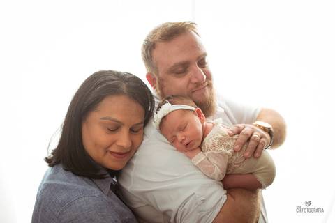 Newborn com os pais em studio em Hortolândia '