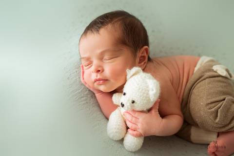 Newborn de calça e urso, newborn em studio CH Fotografia 
'