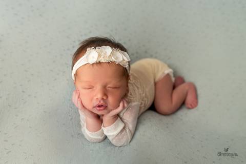 Newborn na pose, recem nascido de bracinho '