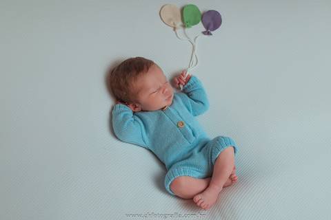 Newborn com bexigas '