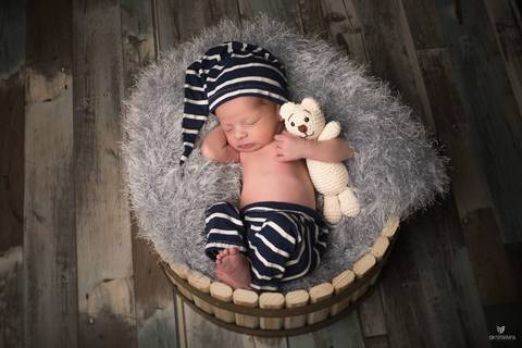 Newborn de azul, newborn com Amigurumi,  recem nascido no cesto'
