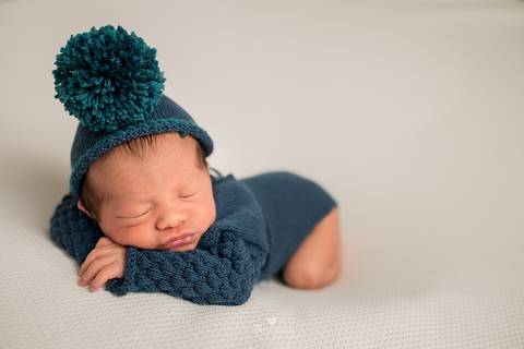 Newborn de bumbum pra cima,fotos de recem nascido menino em Hortolândia'