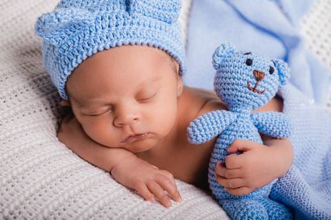 Newborn de azul, newborn com Amigurumi'