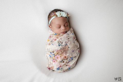 Newborn no cazulo, recem nascido enrolado '