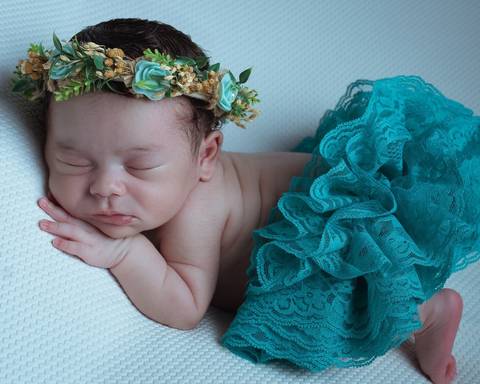 Newborn de menina usando verde'