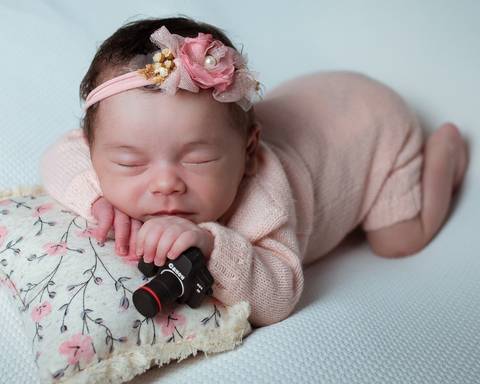 recem nascido fazendo foto com camera fotografica na mar'