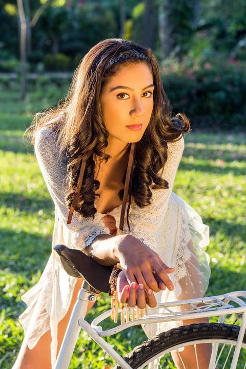 Valeria arnez , una hermosa quinceañera foto tomada en el Jardion Botanico , luis arnez Carol Mercado, vestuario paulo silva'