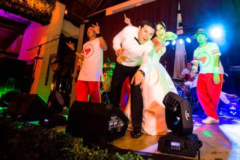 la alegria de los novios en el escenario  junto a Plan B por  creacion fotografia en santa cruz'