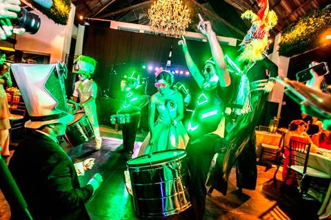 la hora loca , luces de neon  en santa cruz por luis arnez y carol mercado'