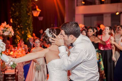 el beso, eso es amor  por  Carol Mercado'