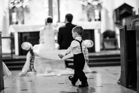 Los niños hacen su fiets de boda aparte, detalle del alza cola  en santa cruz'