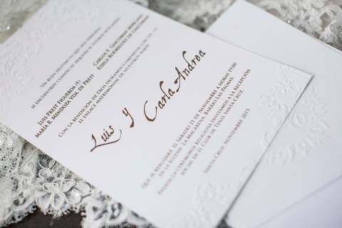 Invitación de la boda de carla y Luis , foto detalle de creacion fotografia en santa cruz'