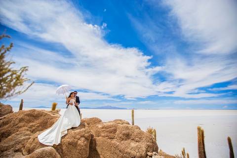 el salar de uyuni el majestuoso desierto de sal , post boda , Uyuni, patrimonio de la humanidad  por creación fotografía'