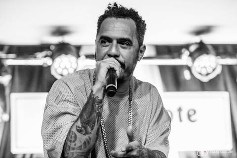 cantor Marcelo D2 em show no palco intimista do Blue Note Rio por Dantas Jr.'