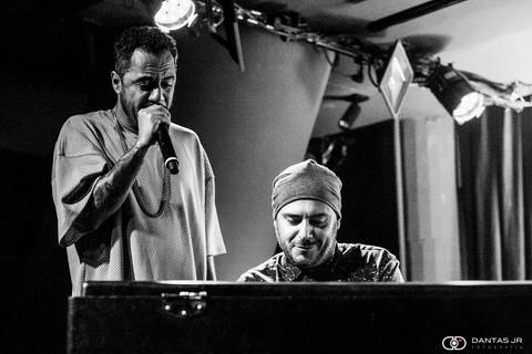 Marcelo D2 cantando perto do piano em show no palco do Blue Note Rio por Dantas Jr.'